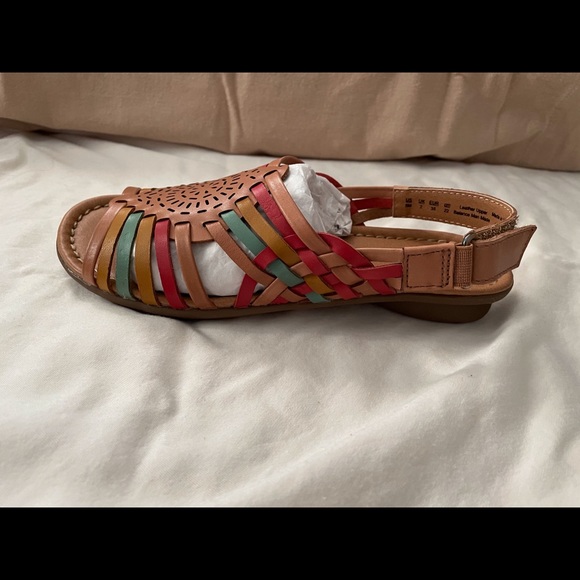 naturalizer huaraches